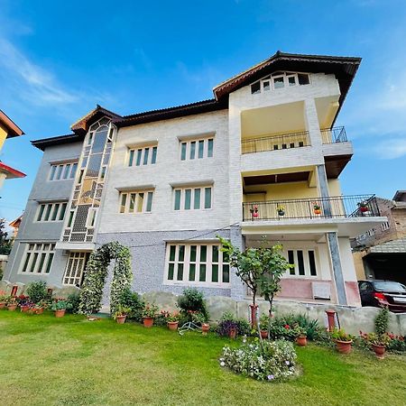 The Khayabaan - Luxurious Home Stay Away From Home Сринагар Экстерьер фото