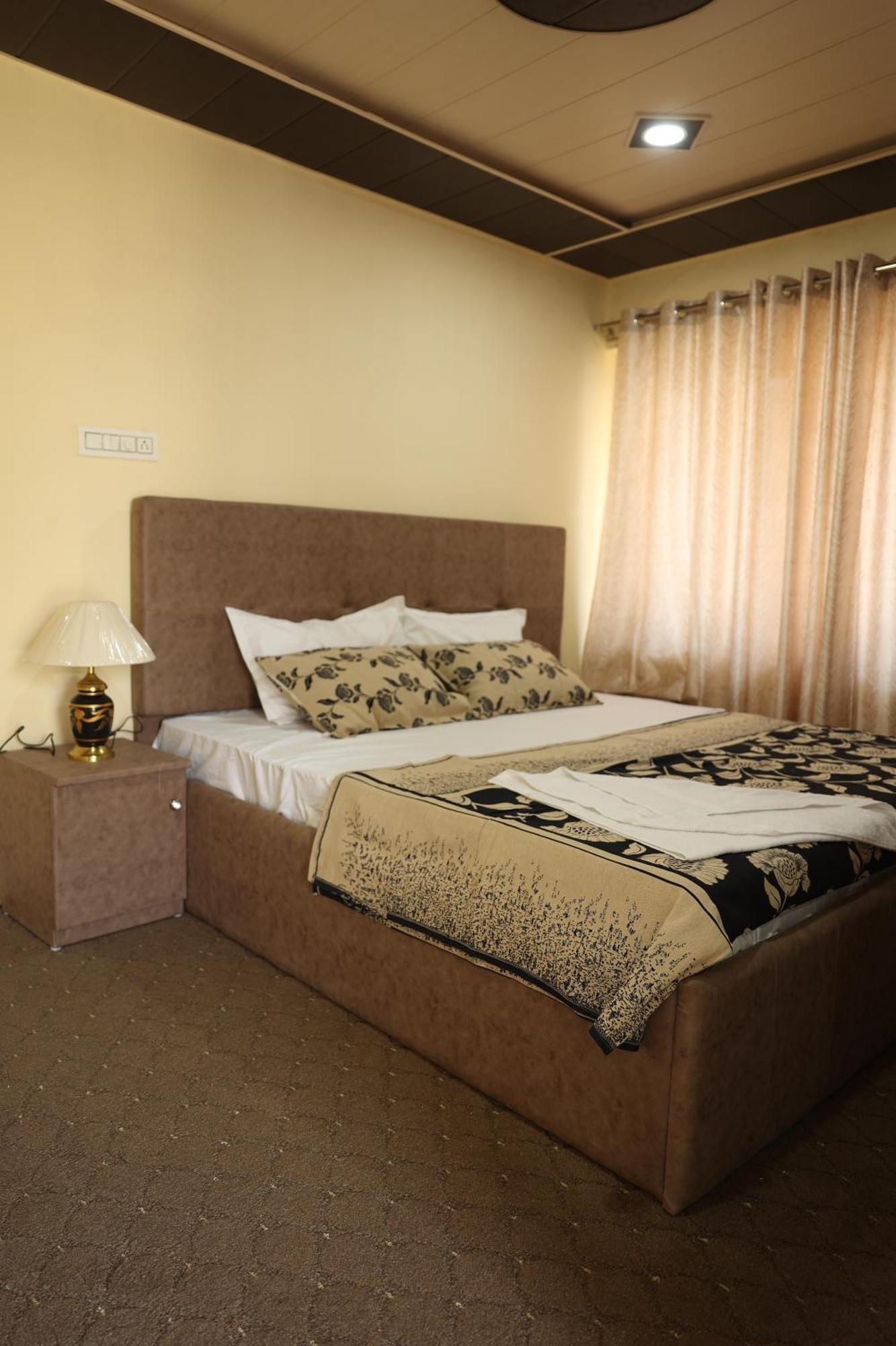 The Khayabaan - Luxurious Home Stay Away From Home Сринагар Экстерьер фото
