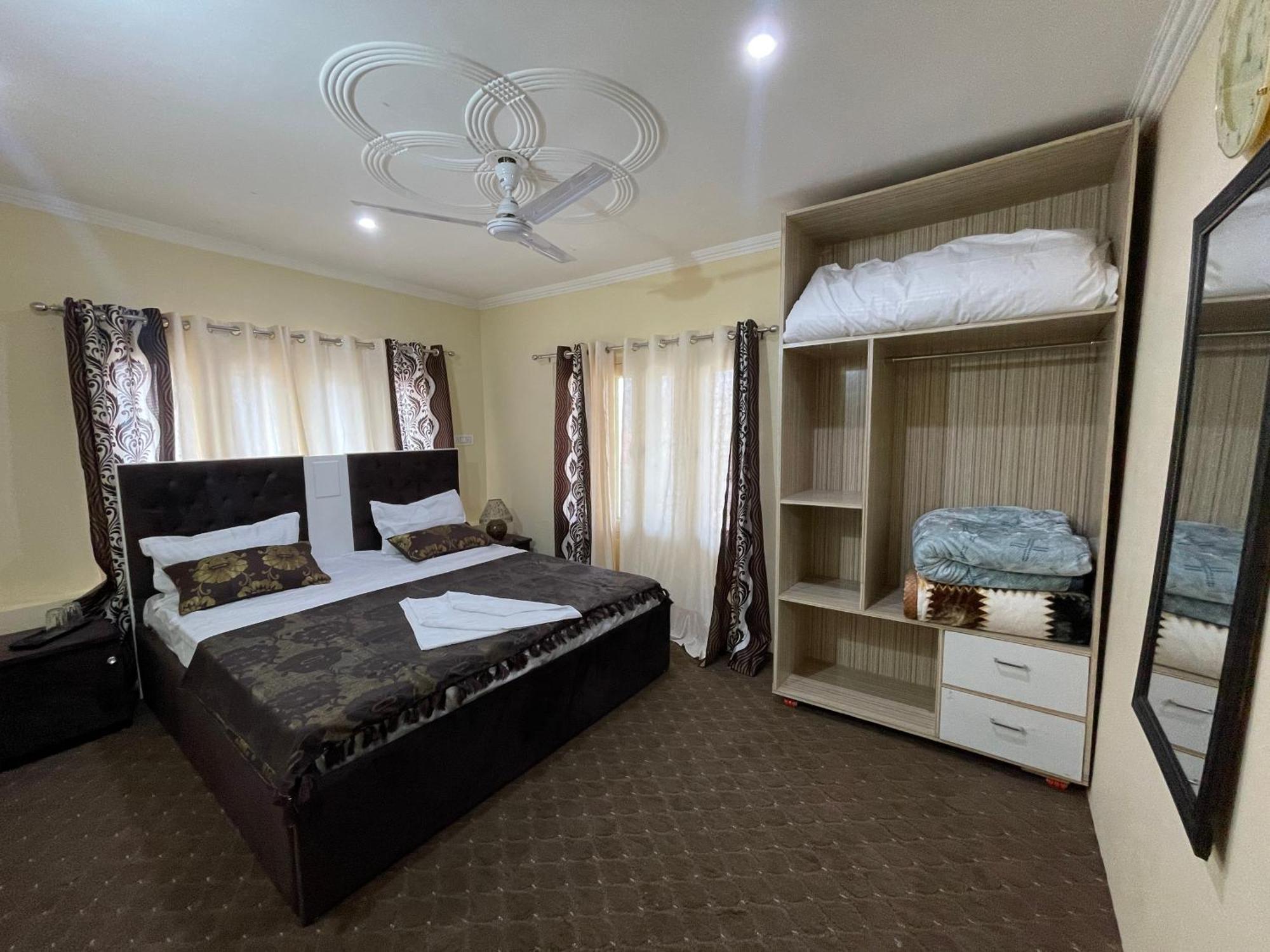The Khayabaan - Luxurious Home Stay Away From Home Сринагар Экстерьер фото