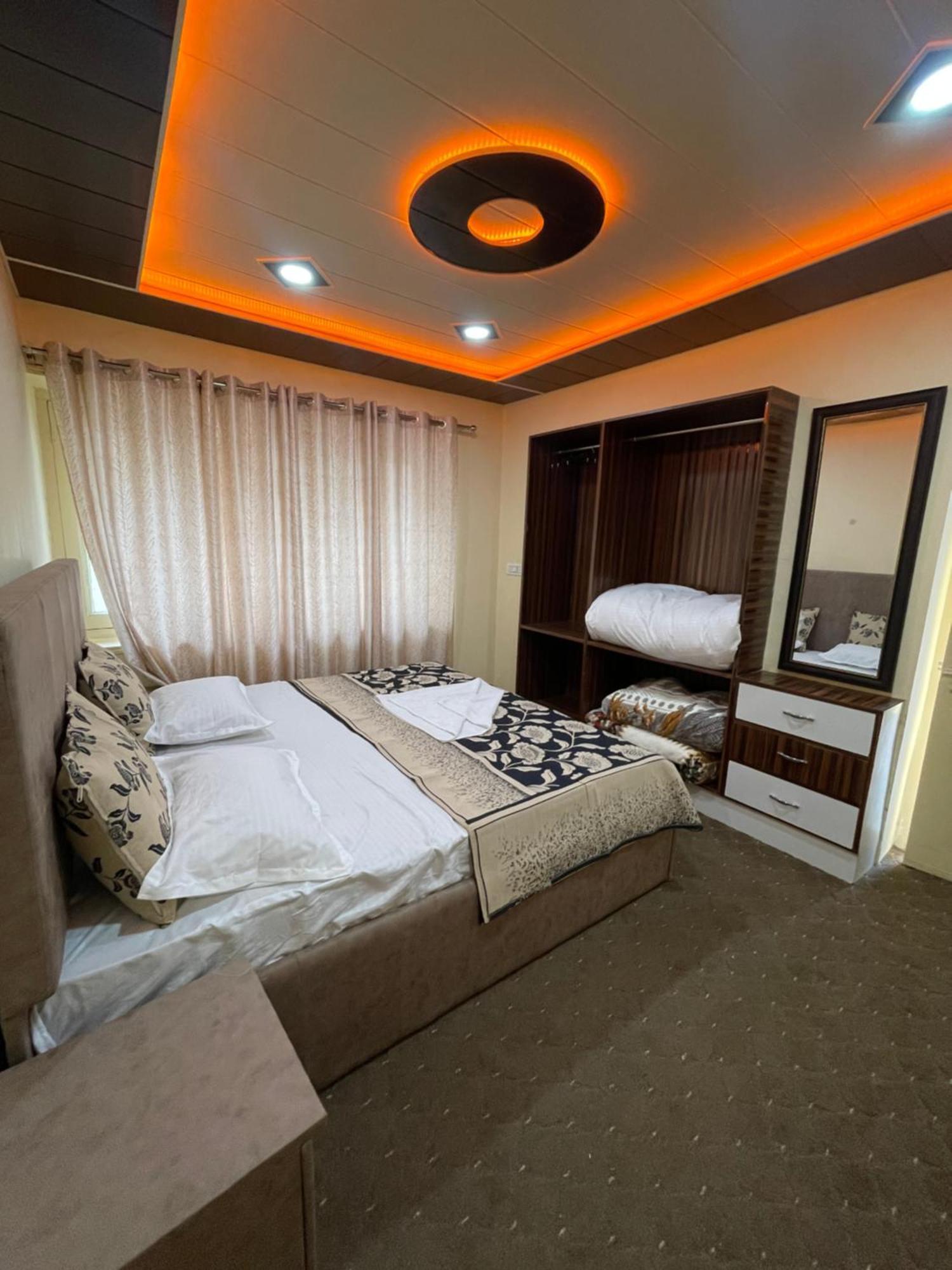 The Khayabaan - Luxurious Home Stay Away From Home Сринагар Экстерьер фото