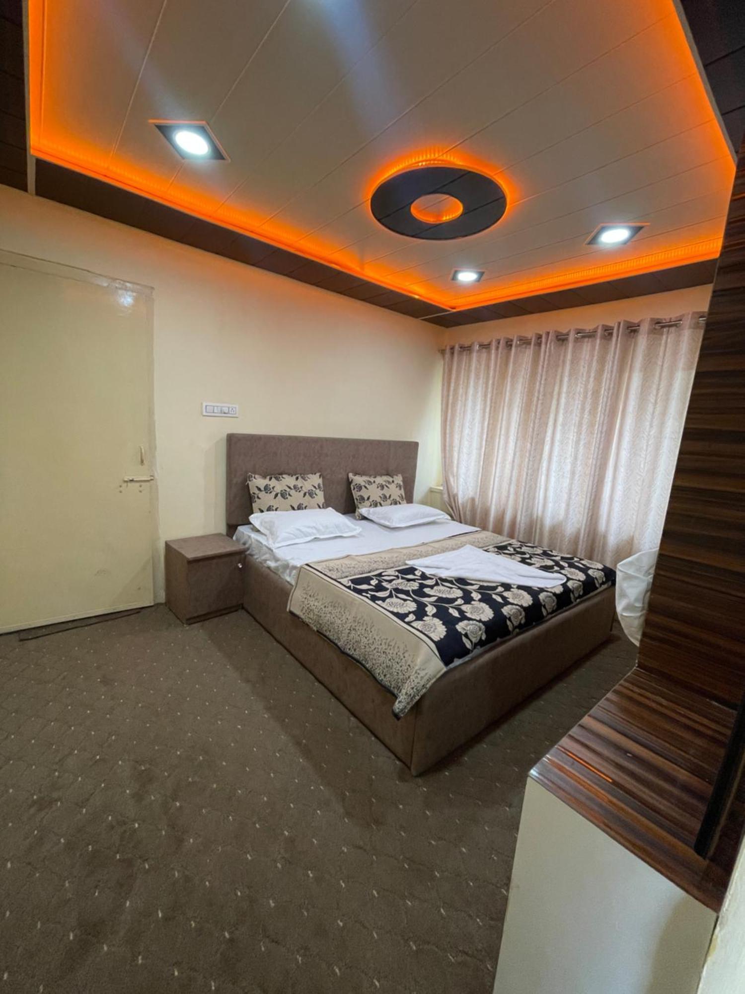 The Khayabaan - Luxurious Home Stay Away From Home Сринагар Номер фото