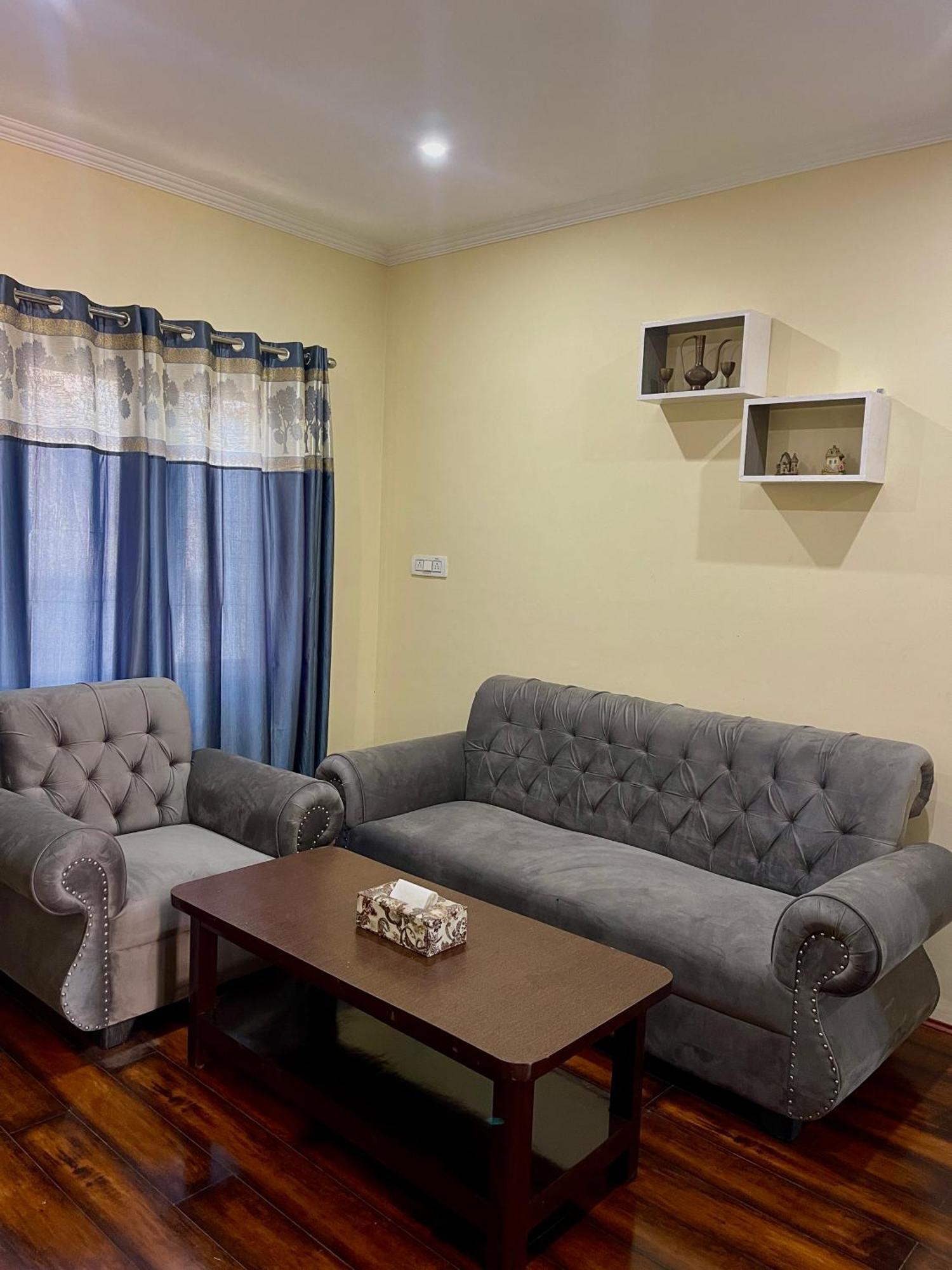 The Khayabaan - Luxurious Home Stay Away From Home Сринагар Номер фото